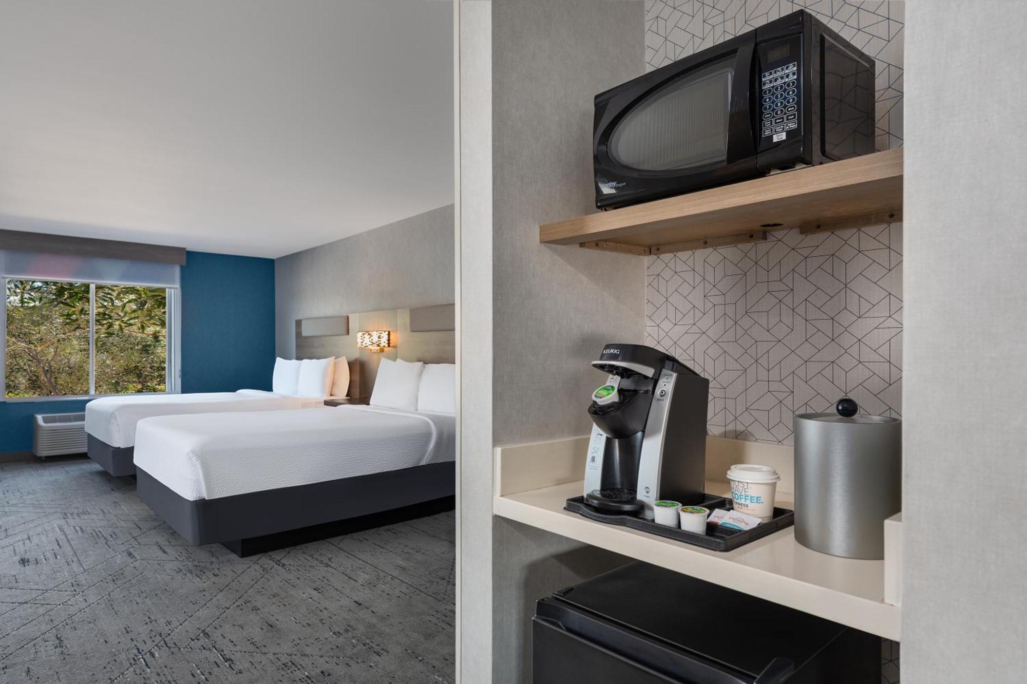 Hotel Express River Park Highway 41 By Ihg 3*