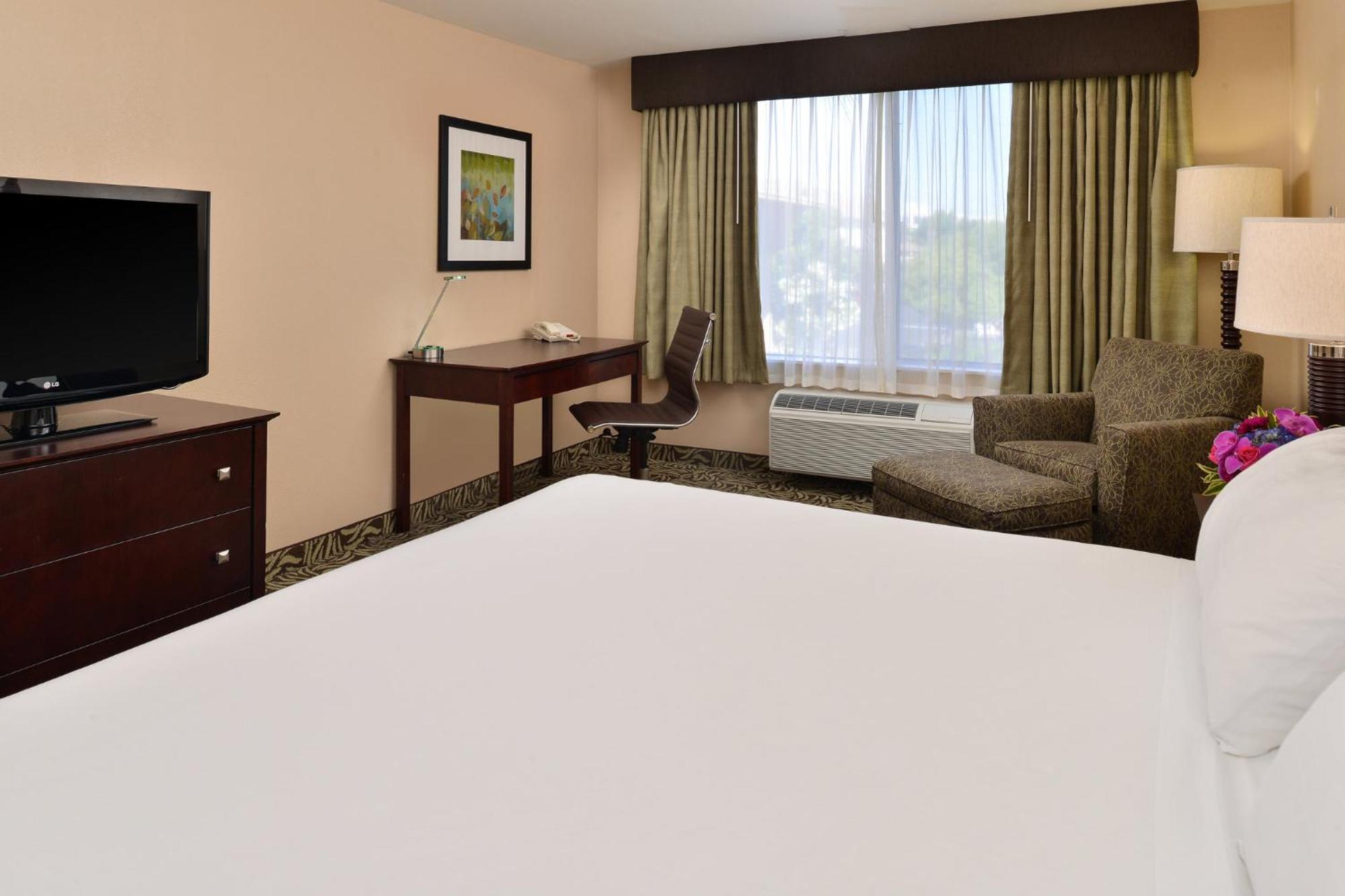 Hotel Express River Park Highway 41 By Ihg