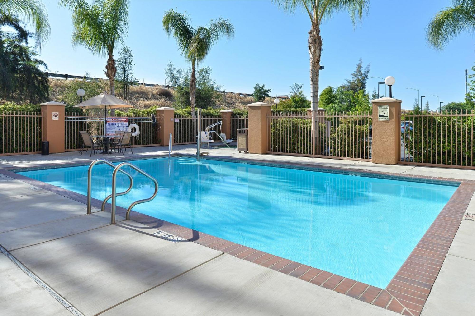 Hotel Express River Park Highway 41 By Ihg Fresno