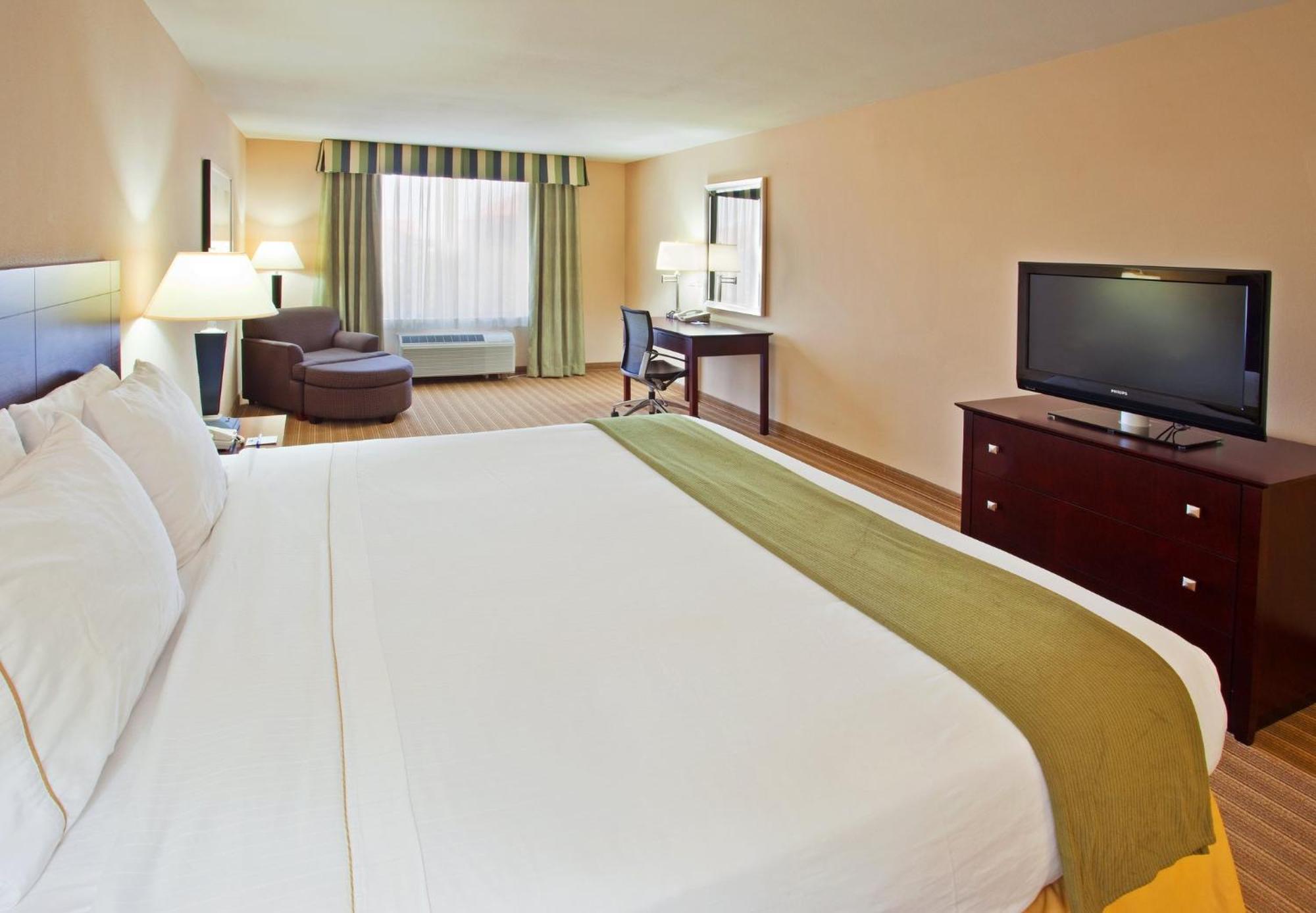 Express River Park Highway 41 By Ihg Hotel