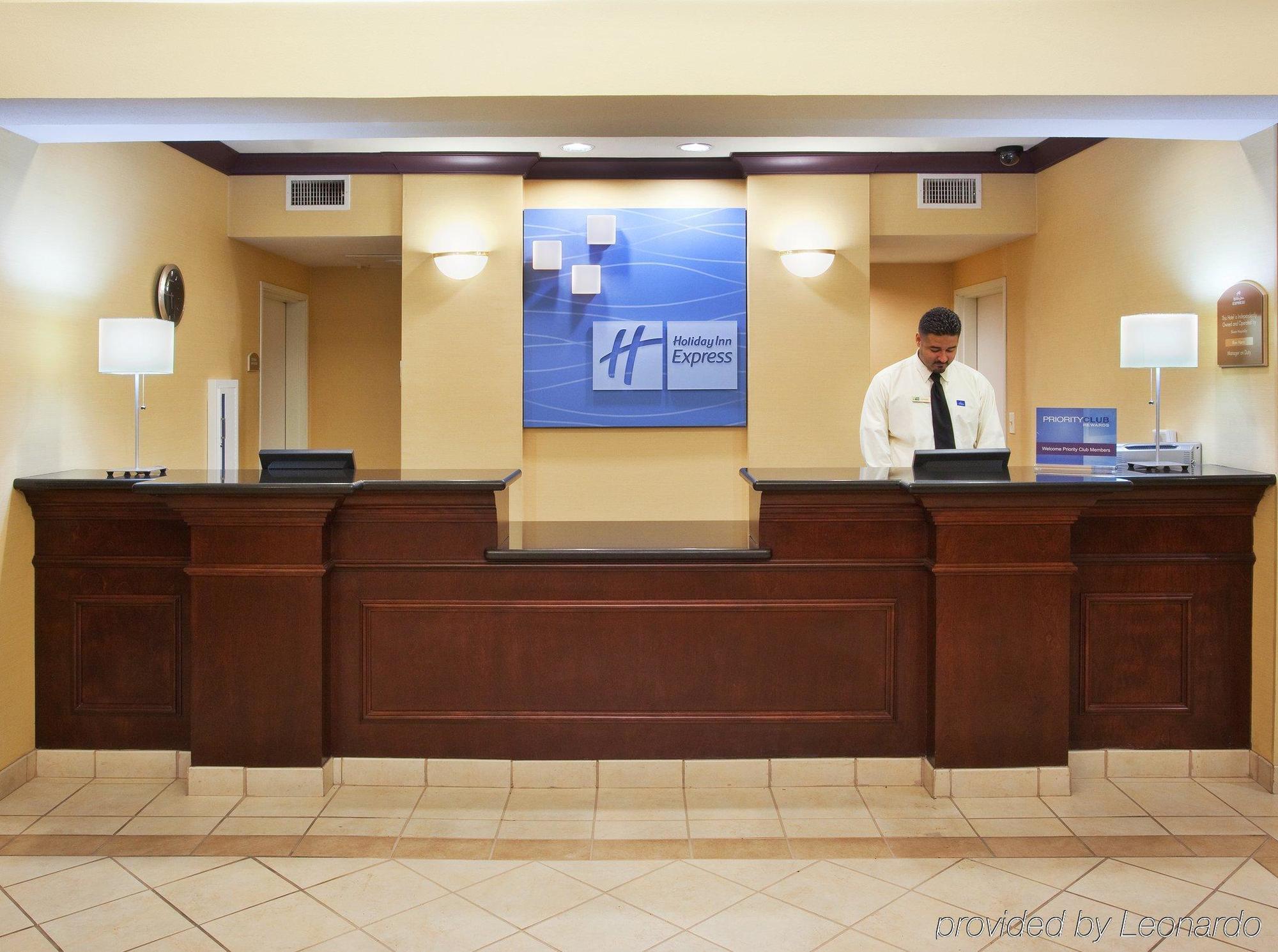 Express River Park Highway 41 By Ihg Hotel